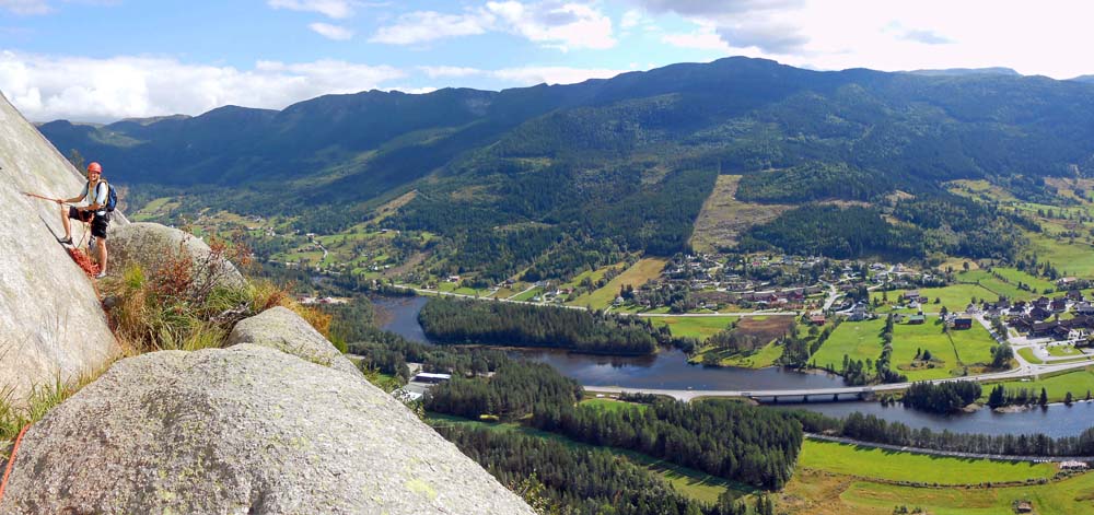 auf der Oberkante des „Schildes“ - ein feiner Aussichtsplatz über dem Tal; rechts der Ortskern von Valle