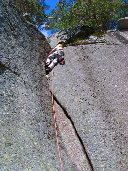 Erich kommt in der letzten Seillänge zum Zug; der Ausstieg aus dem Yosemite-Riss zeigt noch einmal Zähne