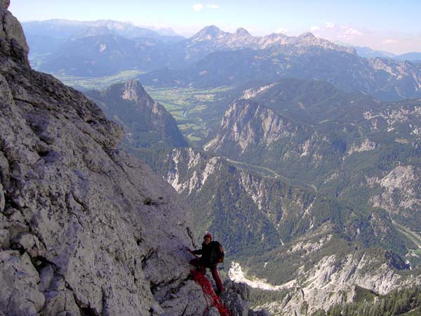 Ulli am Stand über der Schlüsselstelle, Blick auf Admonter Becken und Haller Mauern