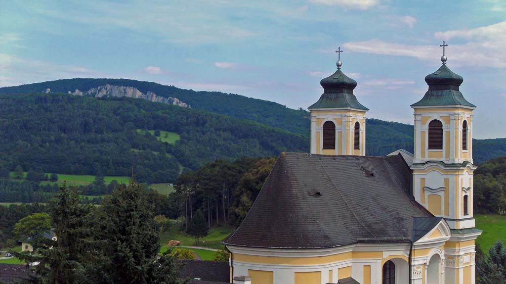 von der Wallfahrtskirche Hafnerberg im W lässt sich nur der oberste Rand der Hauptwände erkennen