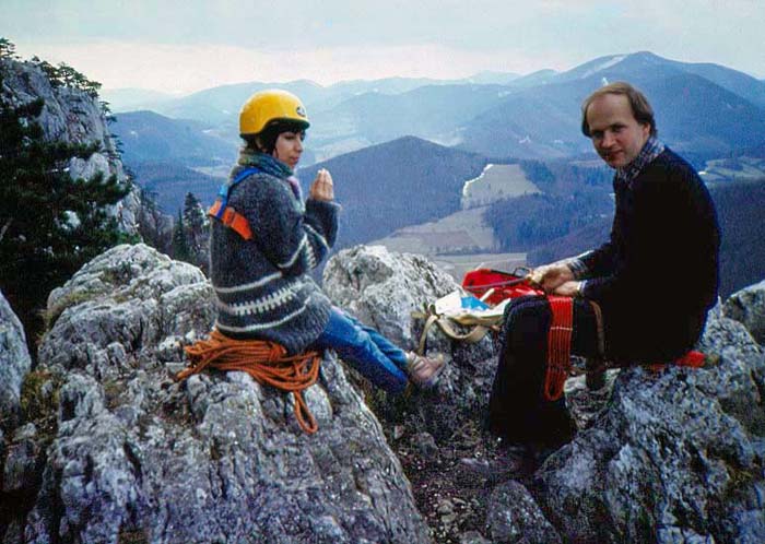 seit Jahrzehnten begleiten wir am Peilstein Leute aus aller Herren Länder bei ihren ersten Schritten im steilen Fels, hier Parwaneh aus dem Iran und John aus Kanada (1984)