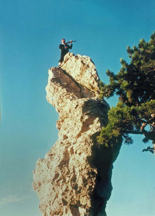 1999 - nach dem Abenteuer „in“ der Schermberg Nordwand (s. Archiv Neutouren) - ließ es sich Erich nicht nehmen, mit Gipsbein, Frack und Geige auf die Arnsteinnadel zu klettern