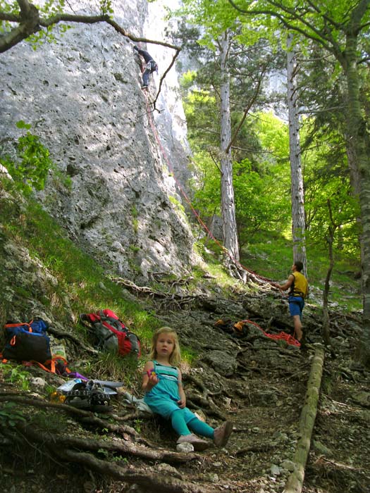 2014 - Ulli klettert den mittlerweile ziemlich speckigen Cimone SW-Pfeiler, 6+. Ronja: „Und wann bin ich dran?“