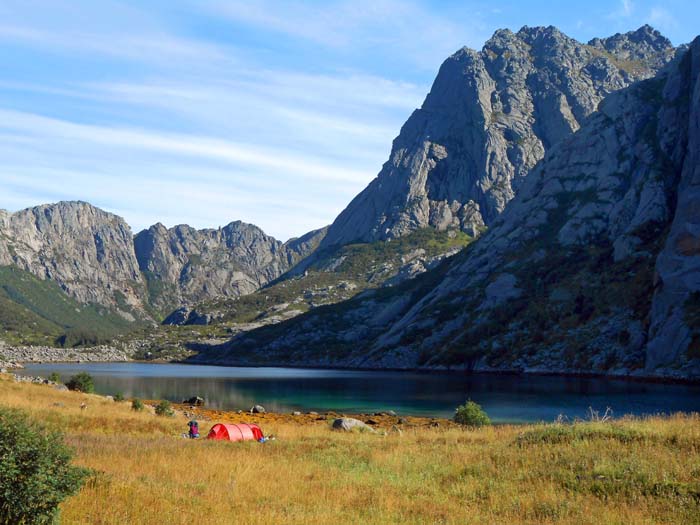 auf den 943 m hohe Vågakallen über dem inneren Djupfjord werden wir am Ende noch einmal zurückkommen