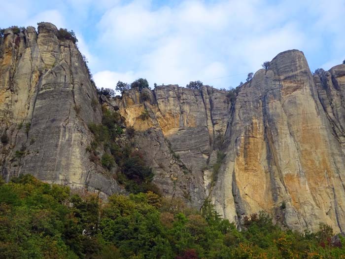 darüber die V-förmige Einbuchtung des Anfiteatro in der Südostwand der Pietra, gesehen vom Gipfel des Sasso Diamante, ...