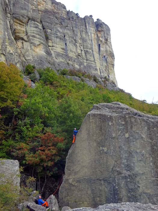 Ulli klettert die SW-Kante (lo spigolo) am Sasso Diamante, aufgenommen vom Gipfel des Sasso Rubino