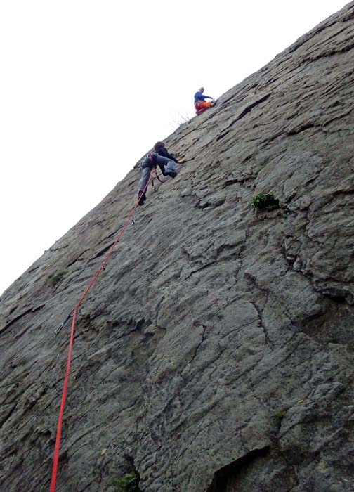 vielleicht 10 Schritte vom Piazzale Dante entfernt steht schon der Sasso Smeraldo; Ronja klettert Mailee 5a, eine von 20 eingerichteten Kurzrouten zwischen 3a und 6c+