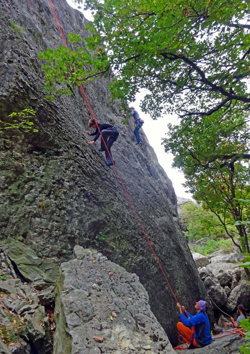 Ronja in Ciop 5a; insgesamt 35 Routen zwischen 4a und 7c in allen Ausrichtungen an diesem romantischen Felsen