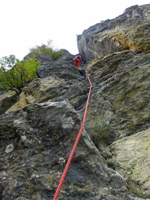 ... klettern geradeaus weiter über die Variante Alta, die gleich mit einem alpinen Überhang (5+) aufwartet; die Absicherung mit Klebebohrhaken ist durchwegs gut