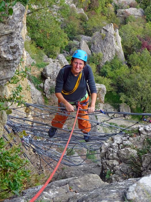 ... über welches man - ein bisschen wie im Zirkus - ...