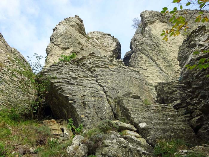 auch hier zahlreiche Routen mit maximal 3 SL auf Fels von besonderer Eigenart