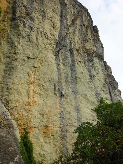 nach einigen weiteren spektakulären Routen erwischen wir hier eine Kletterin in SCL Erotic 6c+ ...