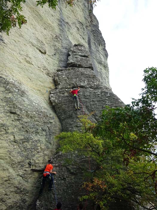 ... und am rechten Rand dieses Bereichs zwei Kletterer am Einstieg zu Muro dei grilli 6b (6a/A0), einem weiteren Fünf-Sterne-Klassiker an der Pietra