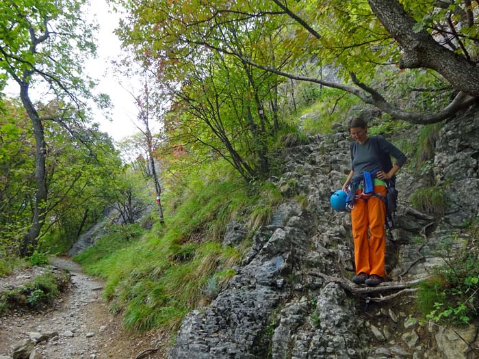 an dieser Stelle - gar nicht mehr weit vom Rifugio della Pietra (an schönen Wochenenden Plätze vorbestellen oder ins Städtchen ausweichen!) - mündet der Sentiero Azzurro in den Normalweg; beim Aufstieg nicht ...