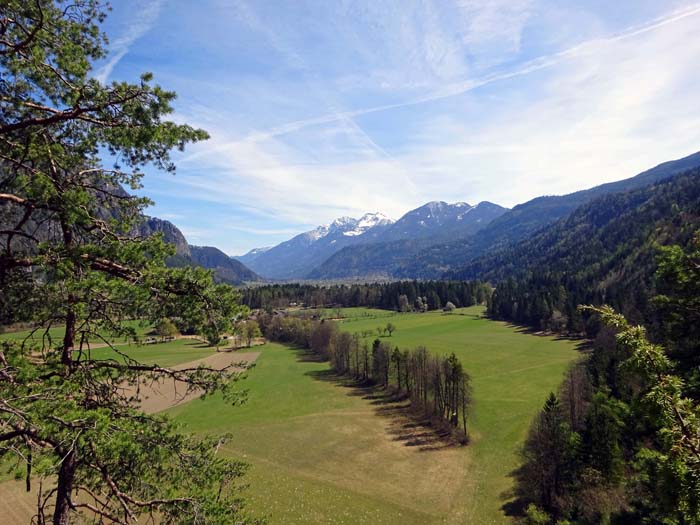 bald stehen wir in der Sonne mit Blick über die Pirkacher Felder, das Drautal und den Reißkofel bald stehen wir in der Sonne mit Blick über die Pirkacher Felder, das Drautal und den Reißkofel