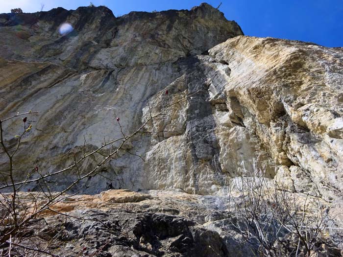 bei näherem Hinsehen verlangt auch der Klettergarten verwegene Gemüter; Topos gibt's auch im Messini-Führer nur zu den drei erwähnten Mehrseillängenrouten bei näherem Hinsehen verlangt auch der Klettergarten verwegene Gemüter; Topos gibt's auch im Messini-Führer nur zu den drei erwähnten Mehrseillängenrouten