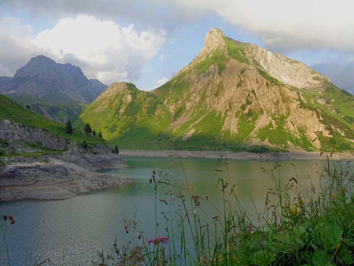 vom Parkplatz weg fasziniert die Landschaft: im SO die Goppelspitze in der Abendsonne, links hinten die Roggalspitze, ein begehrter Kletterberg