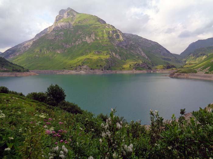 über die gesperrte Uferstraße geht's zur südlichen Seeecke; im N der Spuller Schafberg, rechts der Mitte der beliebte Klettergarten der Spullerplatten, noch weiter hinten verbirgt sich die Ravensburger Hütte