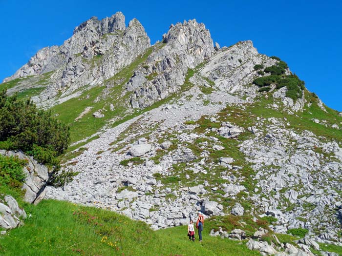 am Fuß des Grataufbaus; beim Riesenblock auf der ersten Schulter ...