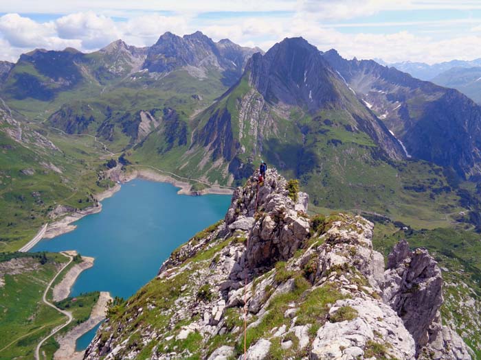 es folgt ein fast wanderbarer Gratrücken