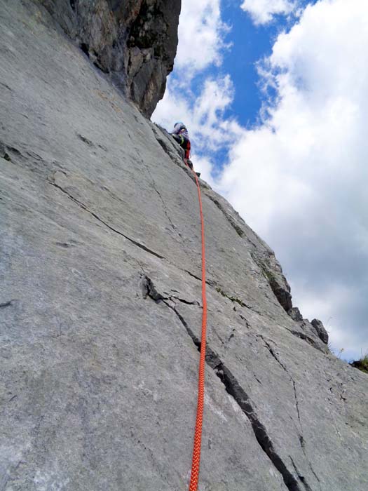 über eine glatte Platte mit anschließender Steilwand ...