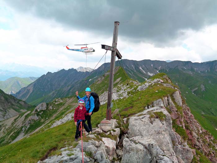 am Gipfelkreuz der Plattnitzer Jochspitze; der Hauptgipfel hinten am Ende des Rasengrates