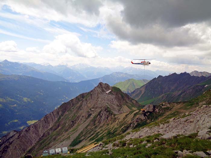 im SW die benachbarte Glongspitze, weiter hinten im Dunst ...