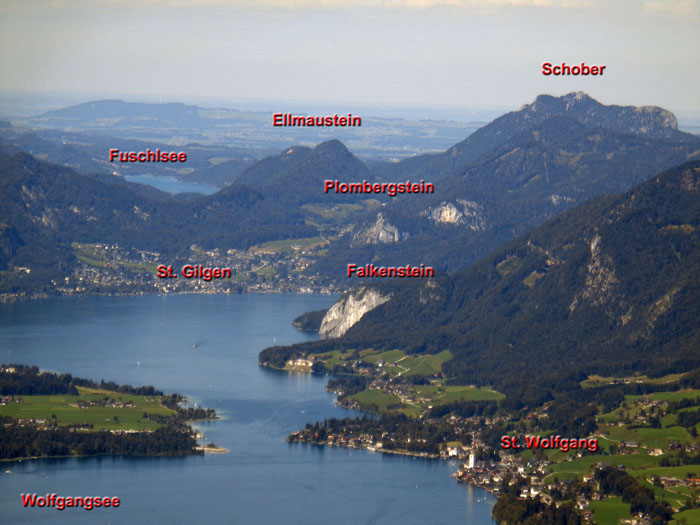 eingebettet in die Seenlandschaft des Salzkammerguts: der Plombergstein von SO (Loskogel, Katergebirge)