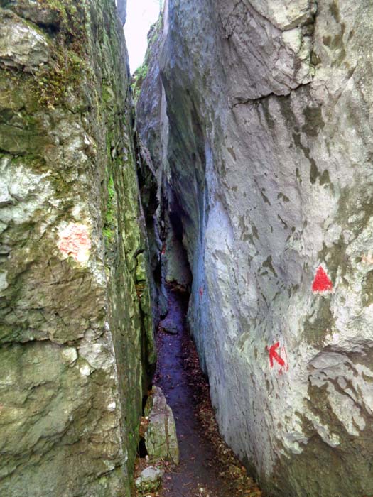 ... und Canyons, in denen die einheimische Bevölkerung in Kriegszeiten ideale Verstecke fand