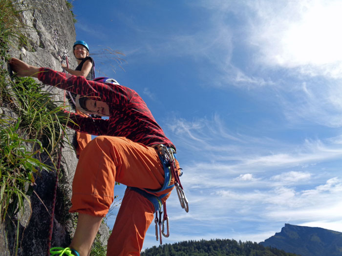 Ronja erreicht den 1. Stand; rechts hinten der Schafberg-Gipfel