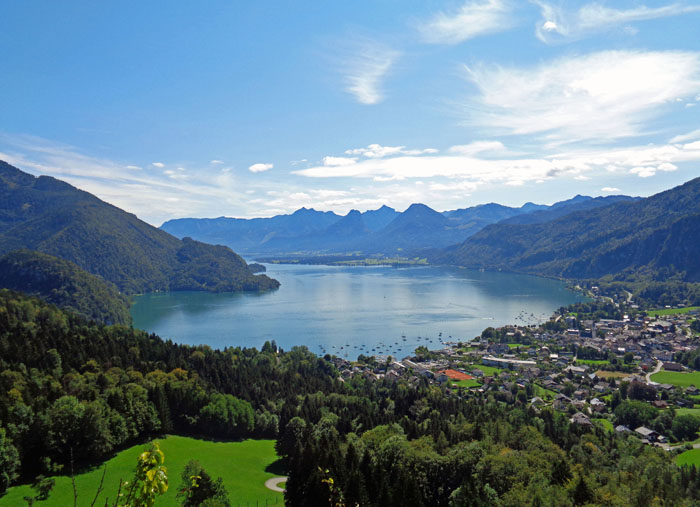 ... mit Blick auf St. Gilgen und über den Wolfgangsee