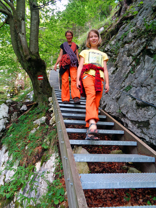 der Abstieg gegen Westen schließlich ist hervorragend mit langen Treppenreihen saniert, schnell sind wir wieder beim AV-Klettergarten