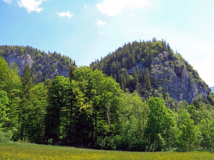 auf der anderen Bergseite versteckt sich links vom kleinen Sattel ...