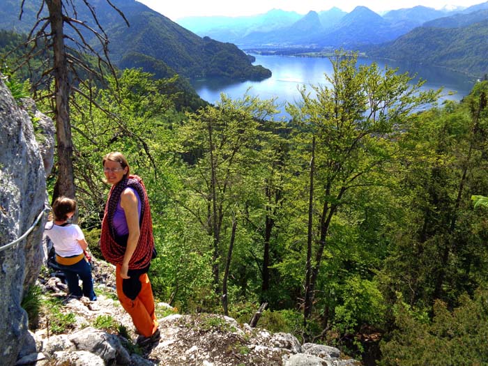 ein versichertes Band leitet hinaus zum Rand des Abbruchs; hinterm Wolfgangsee das kesse Hörndl des Sparber