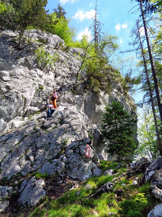 eine Art Klettersteig hilft hinunter in den Sattel