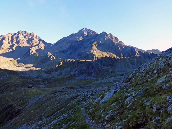 am Beginn des Nasensteigs, links die Hütte, in Bildmitte der Hochschober, 3240 m