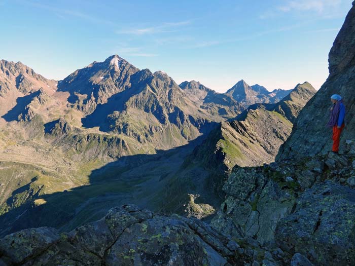 ... hinauf ins Einstiegsschartl; Blick nach NNO auf Hochschober und Glödis