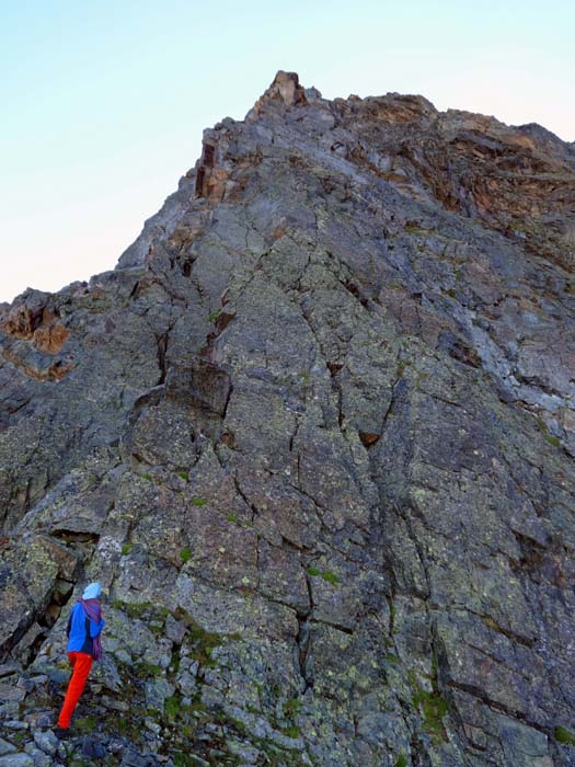 vom Kantenfuß überblickt man die ersten drei Seillängen bis hinter den auffallenden Turm