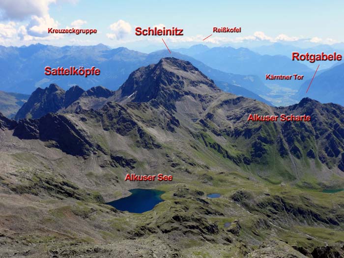 Gipfelpanorama beginnend im SO; über die Sattelköpfe verläuft der Klettersteig auf die Schleinitz (s. Archiv Bergsteigen)