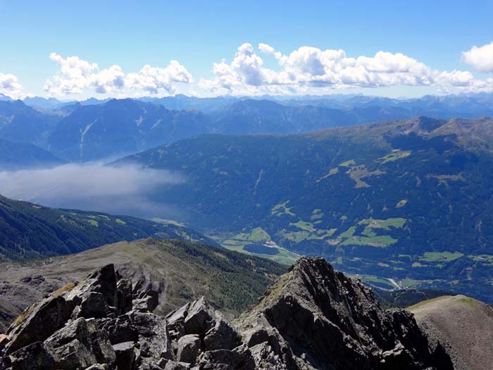 im SSW gestaffelt Iseltal, Hochsteinkamm, Drautal, Lienzer Dolomiten, Karnischer Hauptkamm und Dolomiten