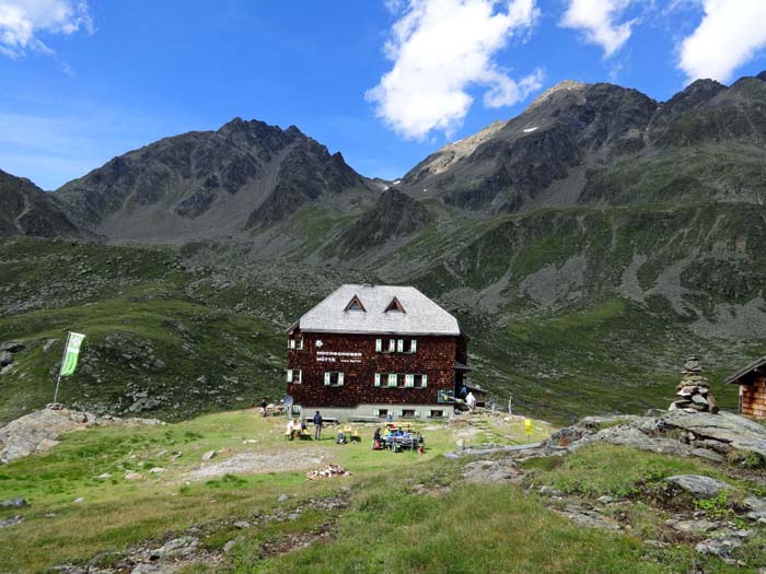 Ende Mai 1983 fiel die alte Hütte einer bis heute ungeklärten Brandursache im Winterraum zum Opfer, bereits 1 Monat später stand 10 m neben der wertlosen Ruine ein holzgezimmertes Biwak für 8 - 10 Personen. Die neue Hütte wurde im Sommer 1986 eröffnet