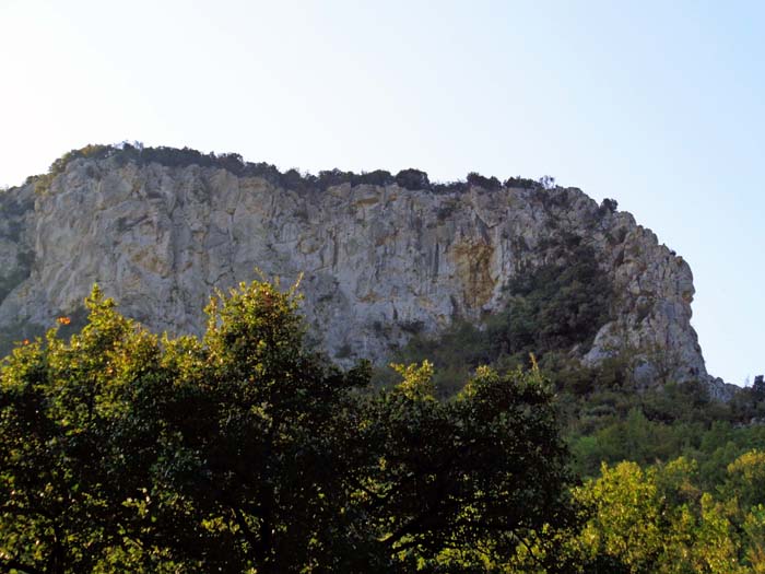 die Versante Nord der Rocca di Perti (mit bislang an die 40 Mehrseillängenrouten) vom Parkplatz, von hier sieht die Kante (rechts) schon wesentlich zahmer aus