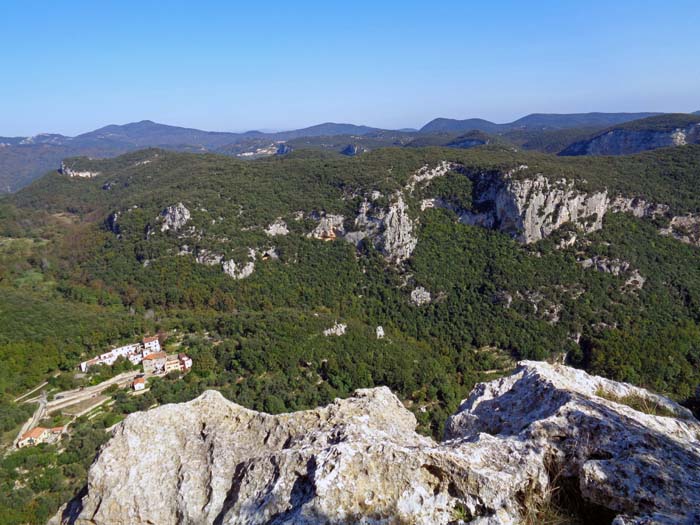 Blick vom Abstieg gegen NO aufs nächste Klettergebiet, die Rocca Carpanea mit knapp 30 gebohrten Felsgruppen