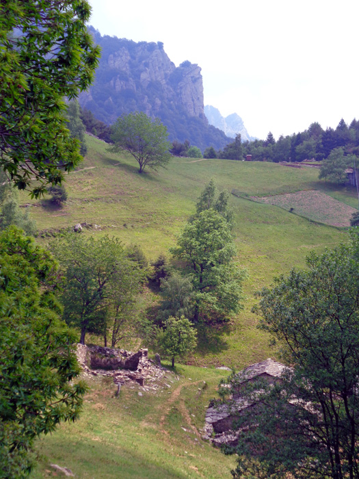 ... Colle Ciardonet, auf dem von rechts die untere Zustiegsvariante mündet; dahinter schon die Rocca Sbarua