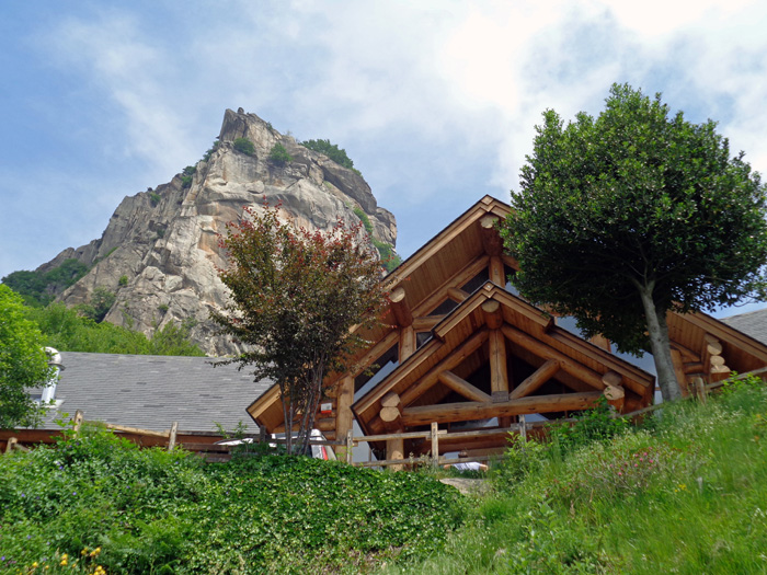 eine knappe halbe Stunde später erreichen wir das Rifugio Melano am Fuß der einzelnen Sektoren