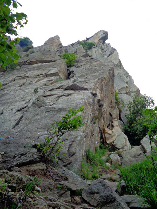 gleich hinter der Hütte zieht ein guter Steig den Wald hinauf zum Sektor „Normale“; die leichte Via Normale verläuft über die Pfeilerkante in Bildmitte, unsere „Torinesi“ durch die Platten am linken Rand und rechts oberhalb des kleinen Daches um die Kante herum auf die linke Nase