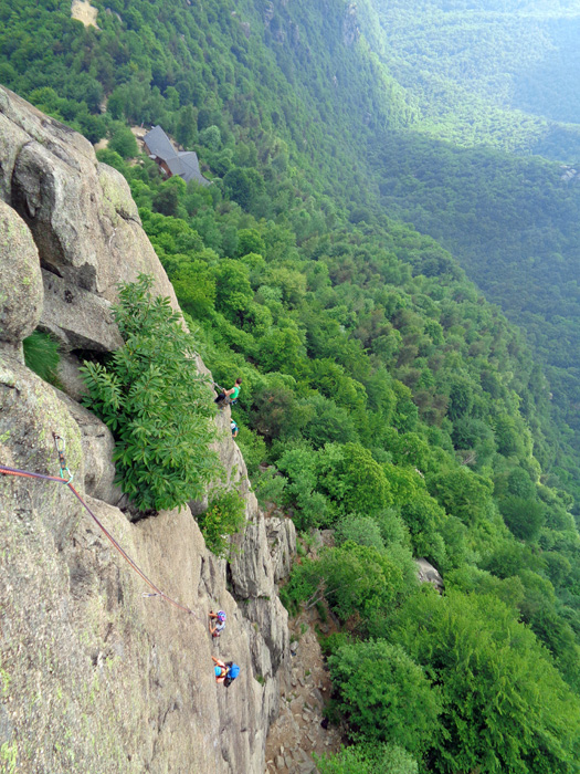 doch mehr als eine Baseclimb-Spielerei? Ronja und Ulli in der 2. SL, daneben die italienische Seilschaft am 1. Stand der Via Normale