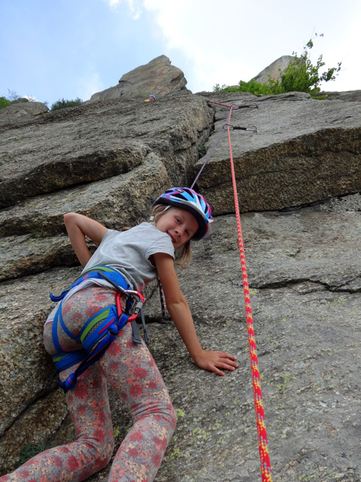 Ronja (6) hat schnell Freundschaft mit den ungewohnten glatten Granitrissen geschlossen