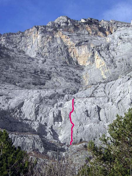 die zentrale Ostwand des Monte Casale mit dem 7-SL-Baseclimb Via Chobin, 6b (6a+ obb.)
