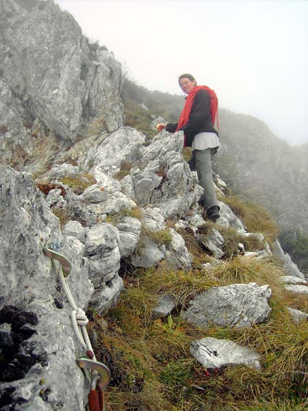 ein kurzer Schrofengrat leitet zum Plateaurand, ...